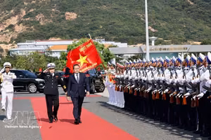 国会主席陈青敏在金兰军事基地检阅仪仗队。图自越通社