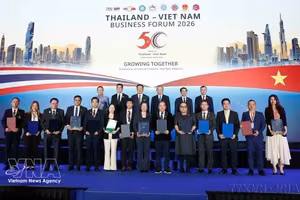 越南共产党中央总书记、国家主席苏林与泰国总理阿努廷·参威拉军共同见证两国企业在泰越经济论坛上交换合作协议。图自越通社