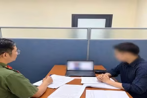 河内市公安与发布有关Grab司机“关闭应用程式”未经核实信息的人员进行调查。图：河内市公安