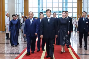 泰国国王与王后抵达河内，开始对越南进行国事访问。图自越通社