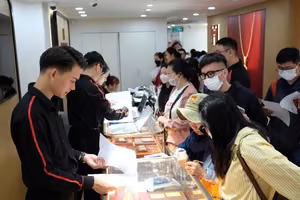 民众购买黄金时，如希望短期投资获利，应谨慎考虑。