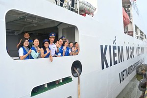 KN-290号船上的代表团准备离开301海队港口。