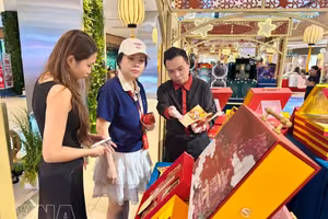 向客户介绍月饼产品。图自越通社