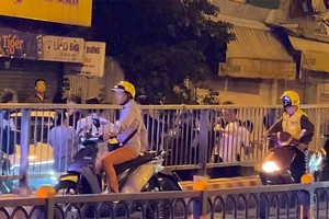 多人试图制止司机的危险行为。图：视频截图