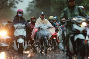 中部出现大雨，南部局地有特大暴雨。