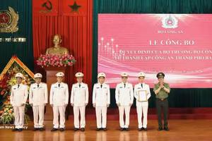 公安部长梁三光大将向北宁市公安局颁发决定并表示祝贺。图自越通社