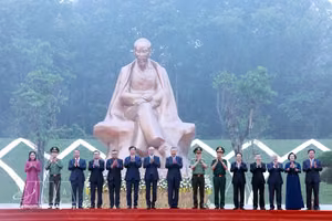 党中央总书记、国家主席苏林和各位代表出席“胡志明主席与祖国山河盛会”塑像落成仪式。图自越通社