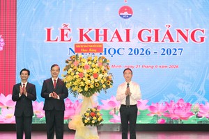 胡志明市市委副书记邓明通代表市委常务处向开学典礼赠送花篮。图：文明