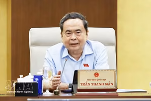 越南国会主席陈青敏在会议上发表讲话。图自越通社
