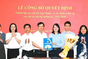 胡志明市人民议会党委书记、主席武文明向国会工作党支部颁发成立决定。图：越勇