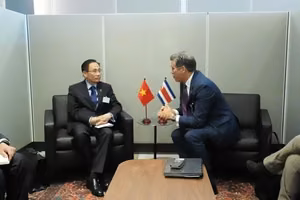 黎怀忠部长会见哥斯达黎加外长曼努埃尔·托瓦尔·里韦拉。 图自越通社