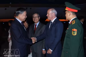 加拿大政府官员在渥太华麦克唐纳-卡蒂埃国际机场迎接苏林总书记、国家主席。图自越通社