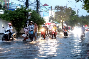 大雨叠加潮汛导致永隆省隆洲坊9月2日街积水。图：黎翠姮／越通社