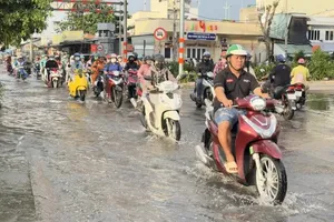9月28日下午，车辆驶过胡志明市陈春撰街积水路段。图：廷余