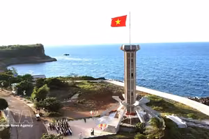 广治省草州岛上的旗台。图自越通社