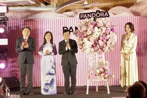 胡志明市领导祝贺潘多拉集团在VSIP III工业区越南潘多拉工厂正式投入运营。图：维陈
