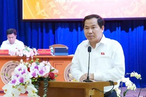 国会秘书长、国会办公厅主任黎光孟与选民交流。