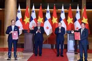 党中央总书记、国家主席苏林与巴拿马总统穆利诺共同见证双方合作文件交换仪式。图自越通社
