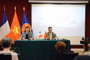 越南驻法国大使郑德海在新闻发布会上介绍越南舞台艺术周活动相关信息。图自越通社