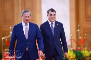越南政府总理黎明兴迎接于今年6月8日至9日对越南进行正式访问，并出席在河内举行的第三届东盟未来论坛的柬埔寨首相洪玛奈。图自越通社