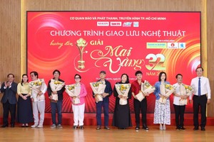 胡志明市新闻与广播电视机构领导向多年来支持黄梅奖的艺术家献花致谢。图：黄朝