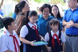 学生和民众兴致勃勃地体验活动现场的各个展位。