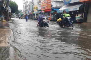 近期，强降雨叠加潮汛，导致胡志明市部分道路出现积水。图：坚强