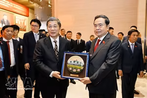 越南国会主席陈青敏向中国共产党历史展览馆赠送纪念品。图自越通社