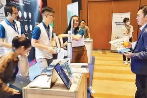 企业在胡志明市数字化转型日介绍数字化转型解决方案。图自nhandan.vn