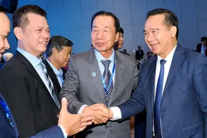 胡志明市人委会主席阮文得会见并与出席胡志明市企业协会第一届代表大会（2026—2031年任期）的企业家交流。图：黄雄