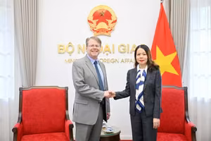 越南外交部副部长阮明姮在外交部驻地会见了美国商会（USCC）副主席约翰·戈耶。图自外交部