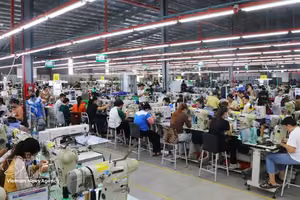 纺织—服装—鞋皮业力争将工业生产由加工、组装转向附加值更高的环节，提高科技含量与竞争力。图自越通社