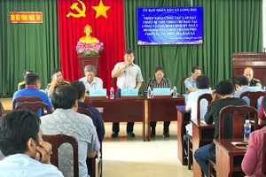 隆海乡人委会副主席阮明心在会上发言。