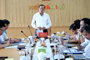 阮文寿同志主持工作会议。图：黎钗