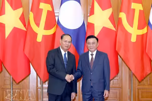 党中央书记处常务书记陈锦秀和老挝人民革命党中央书记处常务书记维莱·拉坎丰举行会谈。图自越通社