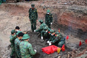 10月16日，胡志明市司令部K74队在黎氏莲公园归集烈士遗骸。图：胡志明市司令部提供