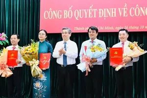 阮福禄同志颁发干部任命决定。图：越勇