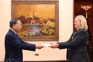 2026年10月3日，在河内，党中央总书记、国家主席苏林接受丹麦王国驻越大使莉娜·甘德勒瑟·汉森递交国书。图自越通社