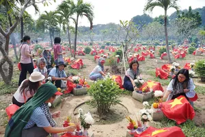 越南石油勘探与开采总公司女干部、职工代表团在胡志明市烈士陵园敬香。