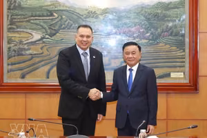 党中央政治局委员、书记处常务书记陈锦秀（右）和新加坡公共服务署署长兼新加坡国际公共行政学院执行董事克里斯托弗·普拉加萨姆。图自越通社