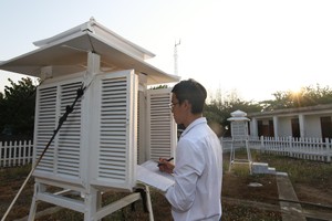 在气象水文站采集天气观测数据。图：气象水文局