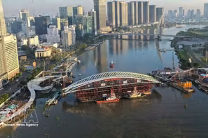 装载主跨结构的驳船就位于西贡河步行桥项目合龙位置全景图。图：越通社