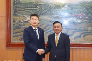 党中央政治局委员、中央书记处常务书记陈锦秀与老挝人民革命党中央委员、老挝人民革命中央青年团书记通力·西苏里。图自越通社