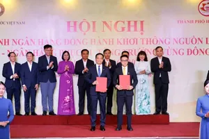 银行代表在会议上向企业移交合作协议。图：黄朝