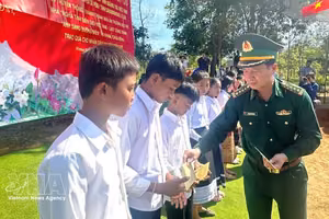 广治省边防司令部领导向孩子们赠送慰问品。图自越通社