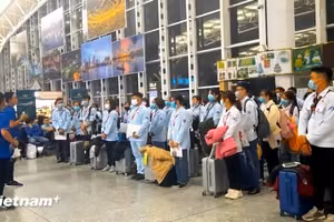 越南员工办理赴海外就业手续。图自Vietnam+