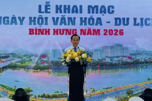 平兴乡党委书记、人民议会主席范文垒在文化旅游盛会开幕式上致辞。图：廷裕