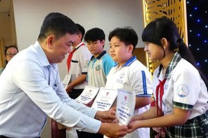 向因新冠疫情失去父母的孤儿颁发助学金。图：红海
