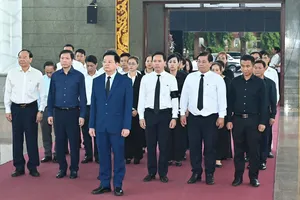 Đoàn Chính phủ nước Cộng hòa xã hội chủ nghĩa Việt Nam viếng tang. Ảnh: VIỆT DŨNG