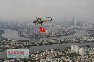 Máy bay thả cờ rực rỡ trên bầu trời TPHCM